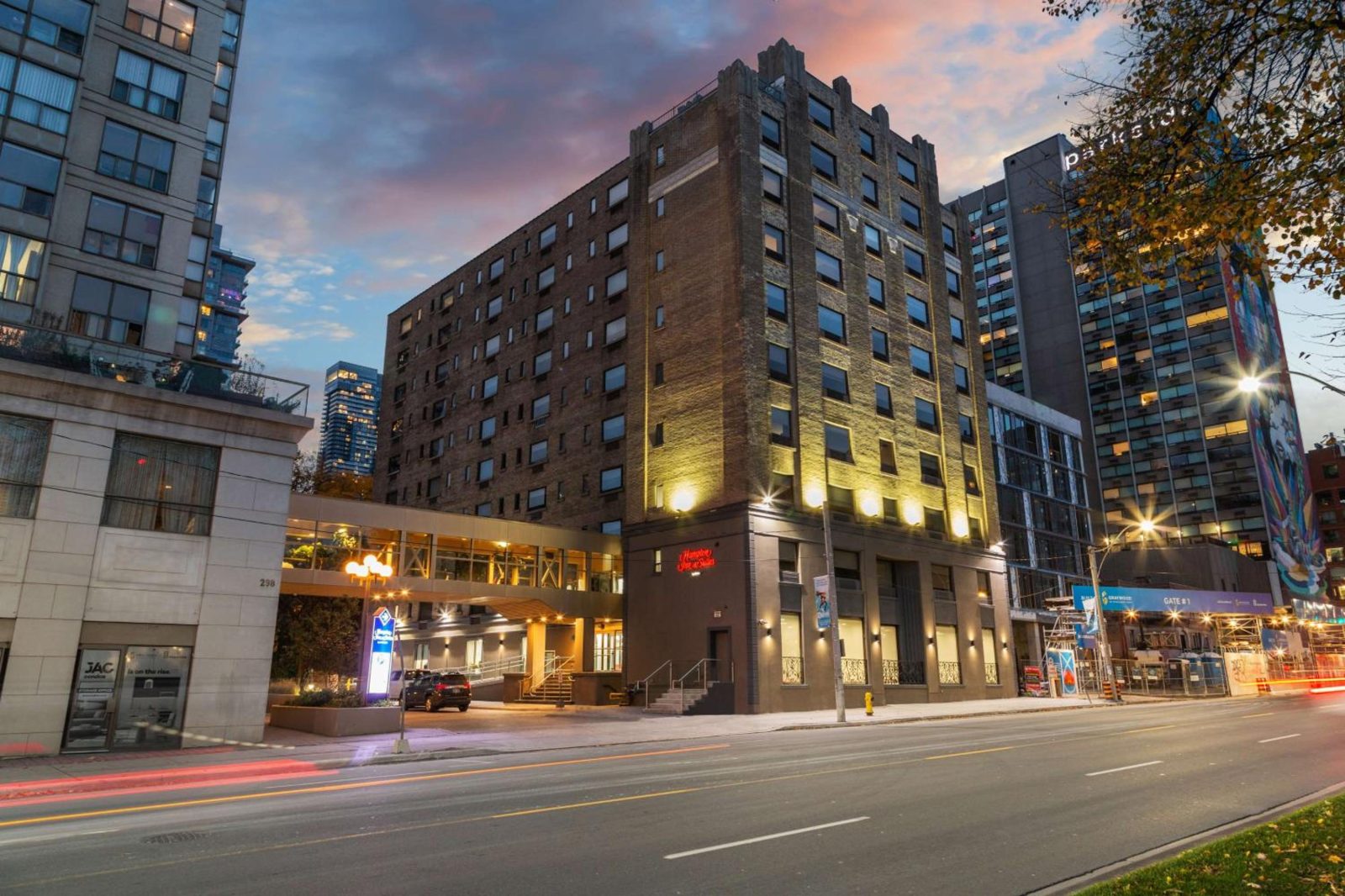 Hampton Inn & Suites by Hilton Toronto Downtown — photo 2